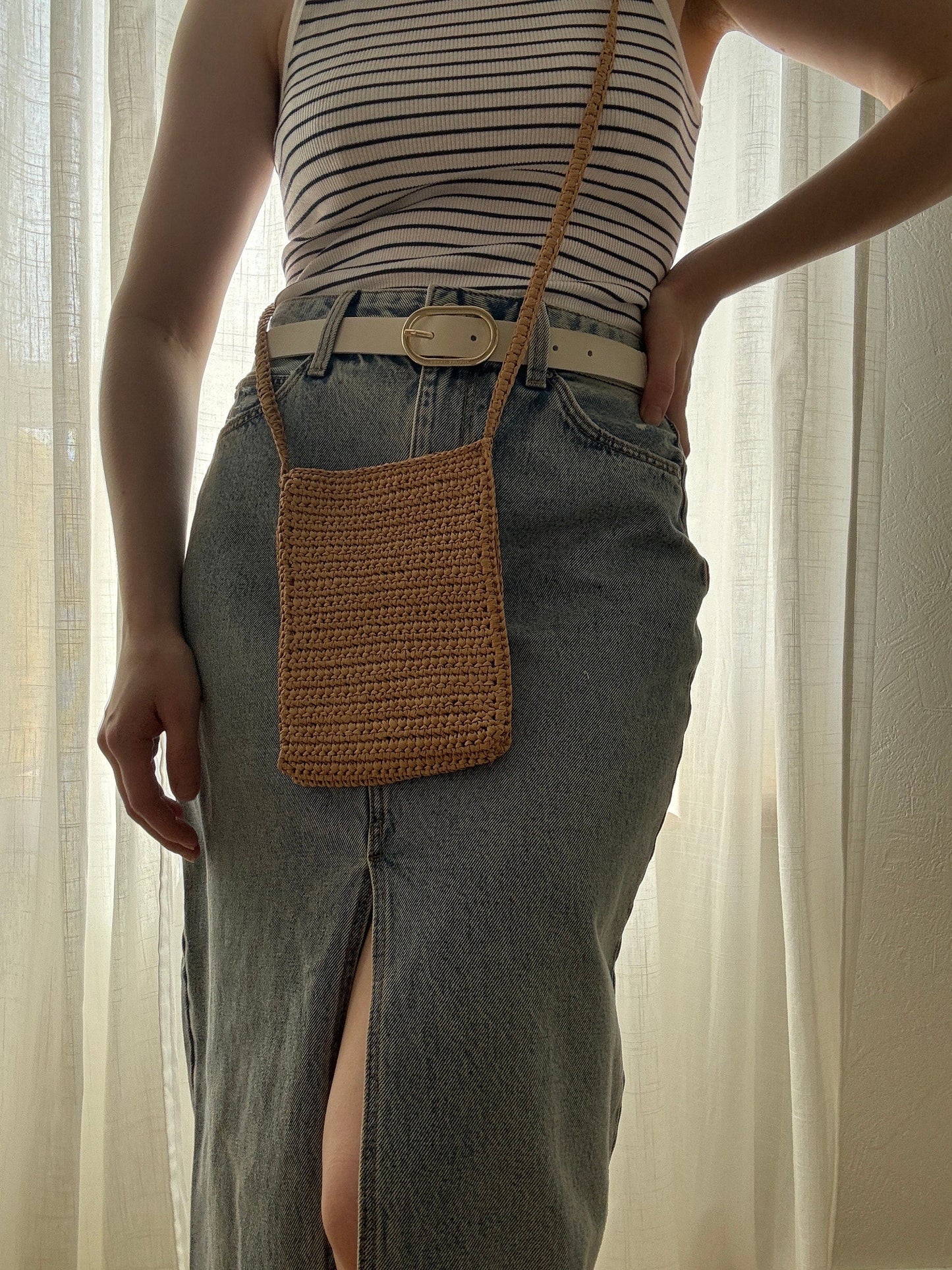 Handwoven Raffia Phone Crossbody Bag for Women, Minimalist Summer Straw Shoulder Purse with Leather Trim, Lightweight Vacation Pouch